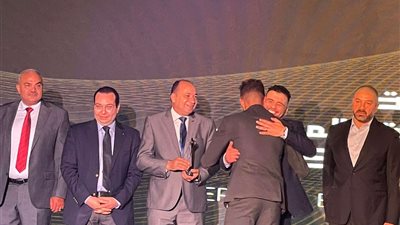 عناق حار بين أحمد الشيخ وعماد متعب أثناء تسليم جائزة هداف الدوري