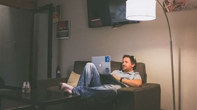 بريطاني يعرض منزله وسيارته بـ