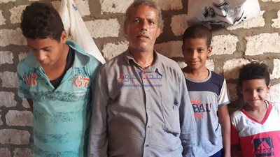 بالفيديو.. مواطن سوهاجي يستغيث بالمسؤولين لإنقاذ زوجته وإبنه