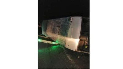 صور|ارتفاع مصابي انقلاب ميني باص بطريقة القطامية العين السخنة لـ28