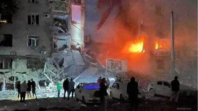 سقوط مصابين بانهيار مبنى في قصف صاروخي روسي لـ زابوريجيا