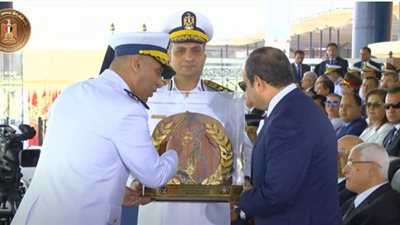 يتوسطها شريان البلاد.. رئيس أكاديمية الشرطة يهادي الرئيس السيسي