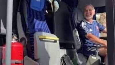 مدرب الأهلي يقود أتوبيس الفريق.. ايه الحكاية؟