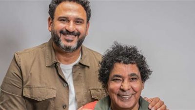 الكبير كبير.. أكرم حسني يحتفل بعيد ميلاد الكينج  محمد منير