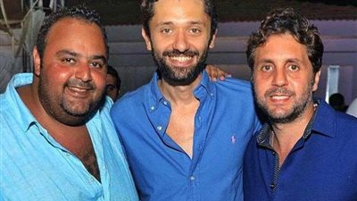 شاهد.. شيكو وكريم محمود عبد العزيز وسط حمام سباحة.. والجمهور يعلق