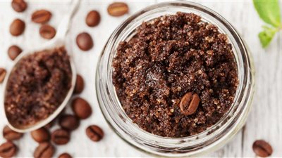 مقشرات القهوة لتفتيح الجسم في أسبوع.. إليك الطريقة