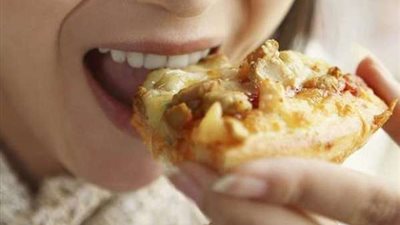 دار الإفتاء توضح موقف الاسلام من مضغ الأكل بصوت مسموع