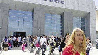 مطار الغردقة الدولى يستقبل 99 رحلة طيران تقل على متنها 16 ألف سائح