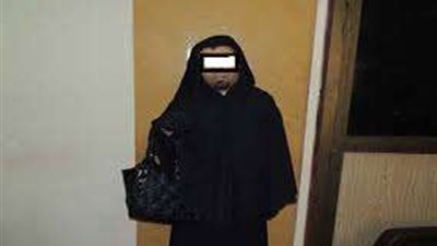 القصة الكاملة.. ضبط عامل يرتدي ملابس نساء في المرج
