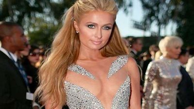 باريس هيلتون تخطف الأنظار بإطلالة قوس قزح.. (صور)