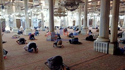 بالصور.. المصلون يؤدون صلاة العصر بمسجد الحسين بعد تعليق 3 أشهر