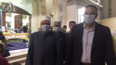 محافظ الدقهلية يؤدى صلاة العشاء بمسجد الصديق بالمنصورة