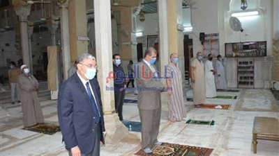 محافظ المنيا يتابع التزام المصلين بتطبيق الإجراءات الاحترازية