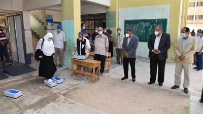 بالصور.. محافظ مطروح يتابع تطبيق الإجراءات الاحترازية خلال امتحان الديناميكا
