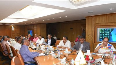 نائب محافظ قنا يطالب برفع معدلات تحرير عقود الأراضى المقننة للمواطنين