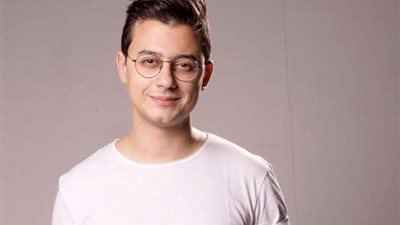 طبول وأغاني ورقص بالمسجد| هجوم حاد ضد المنشد مصطفى عاطف