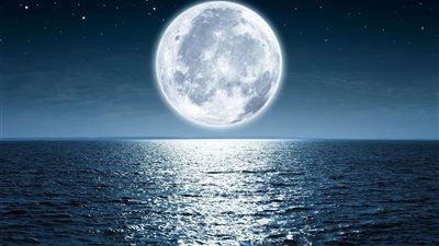 خبيرة طاقة: استغلوا اكتمال القمر لفك السحر والرجوع لـ«الإكس»