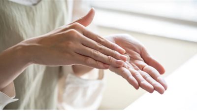 طريقة عمل كريمات منزلية لترطيب اليدين.. تخلصي من الجفاف