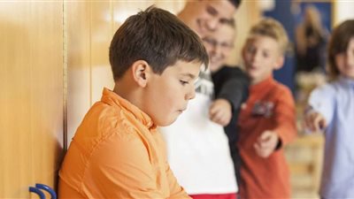 أهمها التحدث إلى الطفل.. كيفية علاج التنمر؟