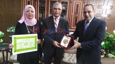 محافظ شمال سيناء يكرم وكيل وزارة التربية والتعليم بمناسبة إحالته للمعاش