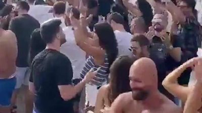 بطريقة جريئة وملابس عارية| غضب عارم على السوشيال ميديا بعد تداول صور شباب في المصيف بلبنان