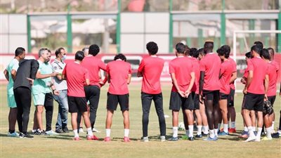 تدريبات بدنية وفنية متنوعة للاعبين الأهلي على 3 مجموعات