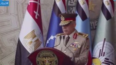 منح الأنواط لأوائل خريجي الكليات والمعاهد العسكرية