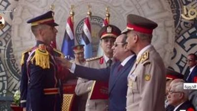 الرئيس السيسي يقلد أوائل خريجي الكليات العسكرية نوط الواجب العسكري