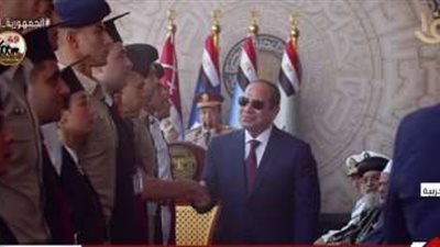 السيسي يصافح أوائل الكليات العسكرية والجامعات المصرية