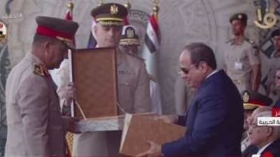 مدير الأكاديمية العسكرية المصرية يهدي السيسي كتاب الله «تذكارا»