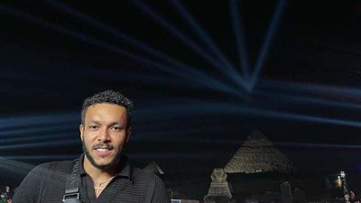 ويجز من أمام الأهرامات 