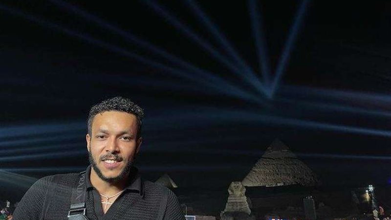 ويجز أمام الأهرامات