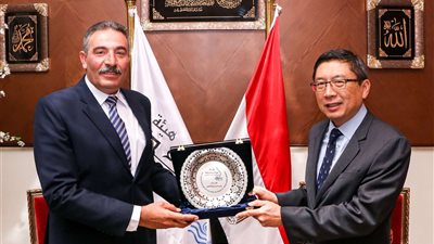 رئيس هيئة ميناء دمياط يستقبل السفير السنغافوري لبحث أوجه التعاون والاستثمار