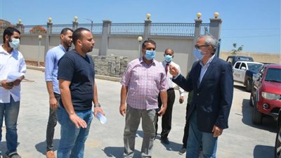 محافظ القليوبية يتفقد مستشفى كفر شكر ويشن حملة على منطقة كباري بنها