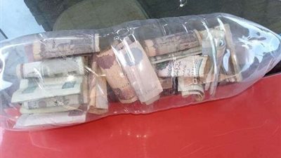 نموذج مشرف.. طفل يتبرع بمبلغ 300 جنيه لعلاج مرضى كورونا بكفر شكر