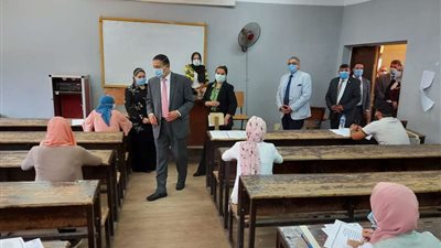 رئيس جامعة بنها يتفقد امتحانات الفصل الدراسى الثانى بكلية الآداب