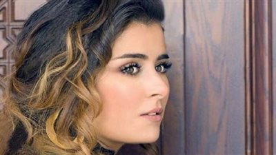 بإطلالة صيفية.. عائشة بن أحمد تفاجئ جمهورها في أحدث ظهور لها