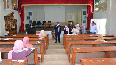 بالصور.. نائبا رئيس جامعة الإسكندرية يتفقدا امتحانات الفرق النهائية
