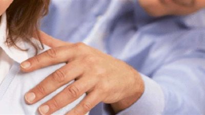 تحرش مسن بطالبة بمكان عام في المنصورة  .. التفاصيل