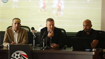 كلاتنبرج يجتمع مع مديري الكرة والإعلاميين والمعلقين لتوضيح أبرز مستجدات التحكيم