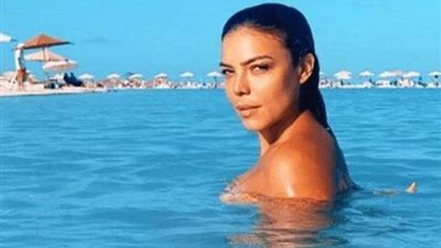 بإطلالة مثيرة.. ناهد السباعي تودع أيام الصيف من داخل البحر