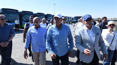 «مدبولي» يتفقد نقطة تجمع الأتوبيسات الكهربائية المشاركة في حركة التنقلات بمؤتمر المناخ