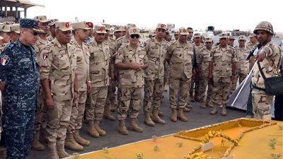 الفريق أسامة عسكر يشهد بياناً عملياً لمنظومة التأمين الكيميائى لإحدى وحدات المنطقة المركزية