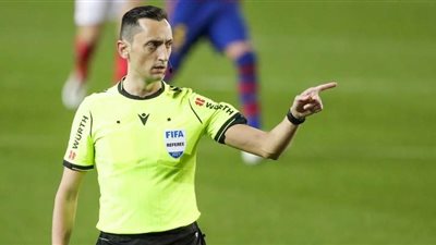 وش السعد على برشلونة.. معلومات هامة عن حكم مباراة كلاسيكو الأرض