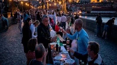 دولة أوروبية تحتفل بانتهاء كورونا بإقامة حفل عشاء ضخم للمواطنين