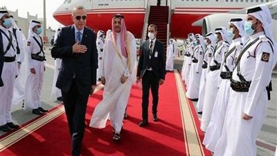 إهانة لنظام تميم.. أردوغان يسبق وزير الدفاع القطري ويتلقى التحية العسكرية