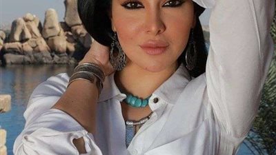 مريهان حسين تودع أجواء الصيف بإطلالة من أمام البحر