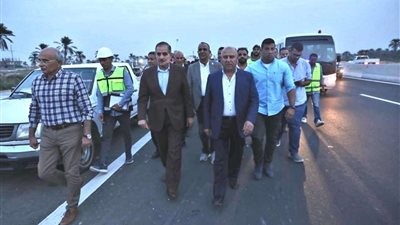 وزير النقل يتابع أعمال تنفيذ المرحلة الأولى من تطوير الطريق الدولي الساحلي