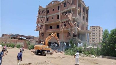 وزير التنمية المحلية يطمئن على سائق الحفار الذي انهار عليه العقار المخالف بالجيزة