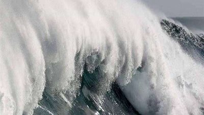 موجة عملاقة تفسد فرحة عروسين.. تفاصيل